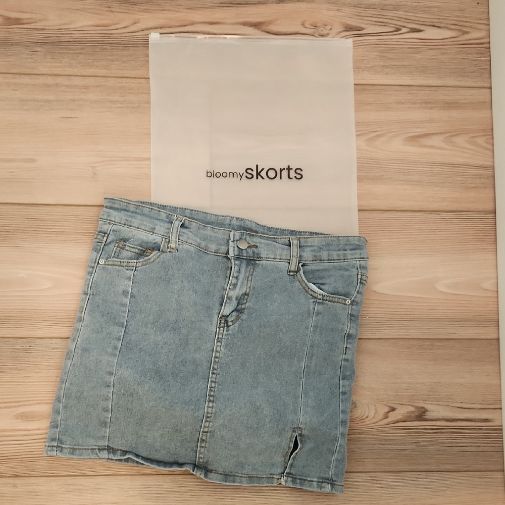 Bloomy Skorts with Distressed Denim Look